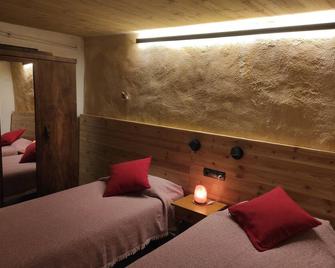 Very Well Located House With Rustic Charm For 4 People (Near Girona, Costa Brava - Vilademuls - Habitación