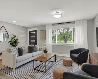 Zest of Zionsville with WiFi, AC - Zionsville - Living room