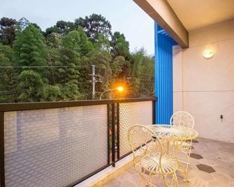 A walk in the mist - Lugu Township - Balkon