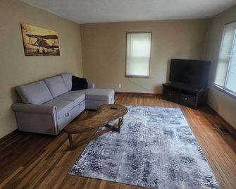 Charming 2-bedroom house in Frankfort with AC - Frankfort - Living room