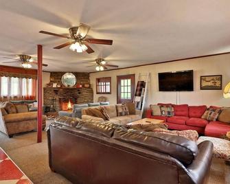 Swiss Farm Inn - Rm13 'Outer Limits' 2 Double Beds - Pittsfield - Sala de estar