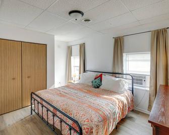 Bright Yankton Apartment Near Meridian Bridge - Yankton - Camera da letto