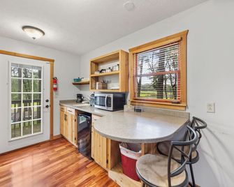 Farm Cabin 1 on 180 Acre Family Farm, Sleeps 4, Near Nashville, Weddings/Events - Nashville - Kitchen