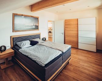 New dream apartment with views over the Bannwaldsee in the Allgäu mountains. - Halblech - Bedroom