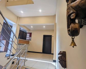 Nathan's Residency - Tiruchirappalli - Trappen