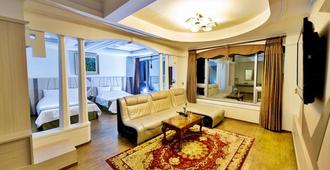 Bellagio Tourist Hotel - Yeosu - Living room