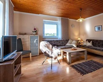 FeWo Weißensteinblick | Ebenerdige 2-Raum FeWo mit 40qm mit einer Terrasse - Münchberg - Sala de estar