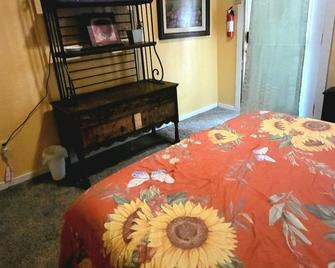 Sunflower Room with quiet deck - Canton - Bedroom