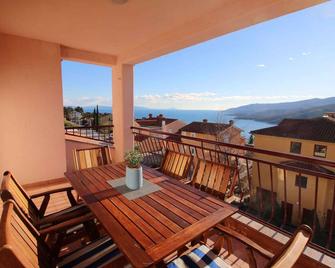Holiday apartment mit Terrasse und Klimaanlage - Rabac - Balcón
