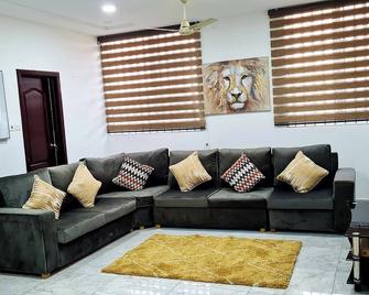 Gorgeous Quiet & Comfy-Close to Highway-Parking - Accra - Wohnzimmer