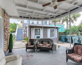 1 Mi to Pleasure Pier: Unit in Galveston! - Galveston - Patio