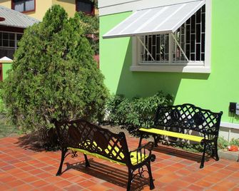 Harlem B & B - St Lawrence Gap - Innenhof