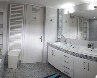 Thimari Sports & Spa with private pool and jacuzzi - Sounion - Baño