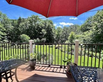 Mid-Century DJs Dream near Rhinebeck - Staatsburg - Balcony