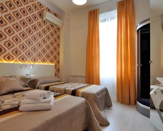 Hostal Far Home Plaza Mayor - Madrid - Bedroom