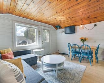 Tiny House Cottage 5 with Crooked Lake Access! - Alanson - Sala de estar