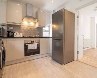 Modern House - Parking - Garden - Near Qe & Uni - Birmingham - Küche