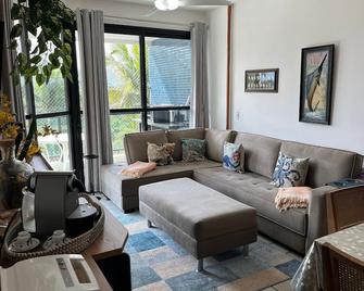 Riviera: M4 Giardino DI San Lorenzo 44a, Frente À Praia, Vista Para Mar, Serra E Piscina, 3+1dorms, 3banh, 2gar, Ventiladores, Wi-Fi, Tela Proteção, Varanda Com Churrasqueira Ecológica, Até 8-9hóspedes - Bertioga - Living room