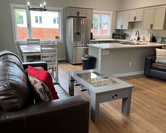 2bd 2br Downtown Westchester Sleeps 2 To 6 - Anchorage - Living room