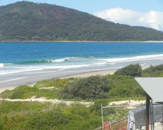 Oceanside Hawks Nest - Tea Gardens - Strand