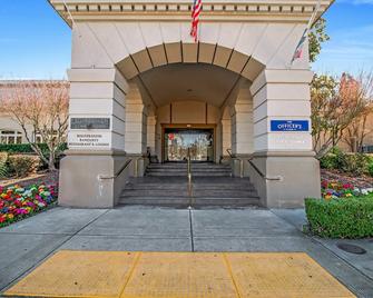 Lions Gate Hotel - Sacramento - Building