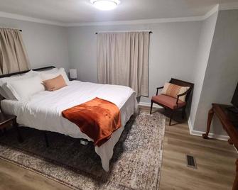 Pet friendly home in a quiet secluded neighborhood near multiple large lakes. - Blue Springs - Bedroom
