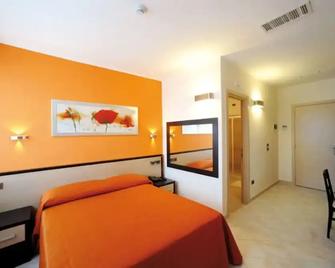 Hotel Cristina - Rocca San Giovanni - Schlafzimmer