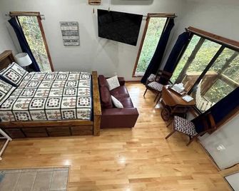 Treehouse at Berry-patch - Longview - Yatak Odası