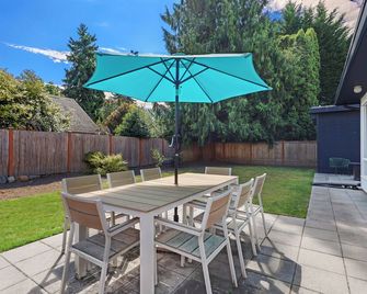 Mid-Century Modern Retreat, Perfect for Families! - Seattle - Patio
