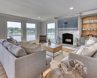 Shelter Island 4 bedroom waterfront home with home office - Shelter Island - Living room