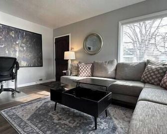 Cozy, Unique, and Centrally Located Home - South Salt Lake - Living room