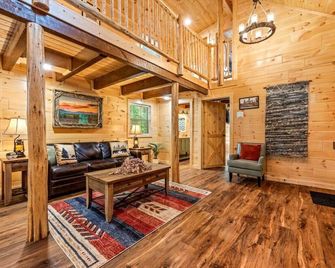 Candy Apple Cabin: New! 2brwalk To Dollywood! Hot Tubgamespeaceful - Sevierville - Living room