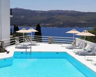 سكوربيوز هوتل آند سويتس - Samos - حوض السباحة