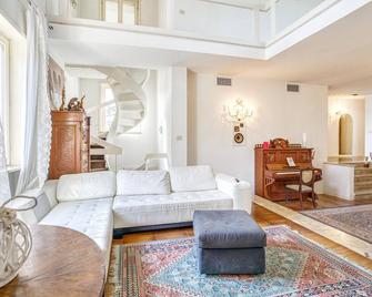 Inviting vacation home with private pool near Piacenza. - Calendasco - Sala de estar