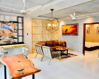 Vinewood Apartments - Lahore - Living room