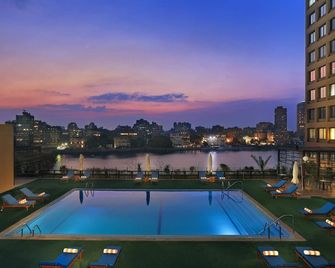 Cairo World Trade Center Hotel & Residences - קהיר - בריכה