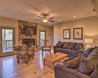 The Captains Quarters in Rogers w/ Covered Porch! - Rogers - Living room