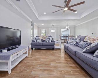 The Quiet Oasis - Weeki Wachee - Living room