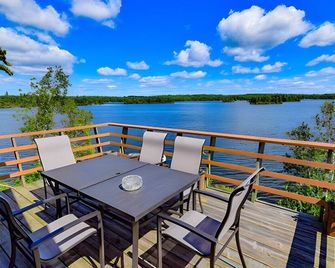 Cozy 3 bedroom boat access Island on Lake of the Woods with electricity. - Kenora - Balcony