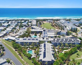 Salt&Pepper Sanctuary - Plunge Pool Resort Apartment by uHoliday - 2BR, 1BR and Studio Hotel Room configurations available - Kingscliff - Building