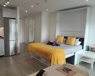 E1 18th Floor Studios - Scenic Sea & Beach Views - Gibraltar - Habitación