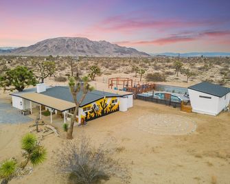Finca Tecolote Retreat / Pool And Spa On 5 Acres Surrounded By Joshua Trees - Landers - Building
