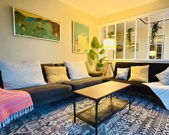 Artistic & Gallery inspired Room in central Vancouver - Vancouver - Sala de estar