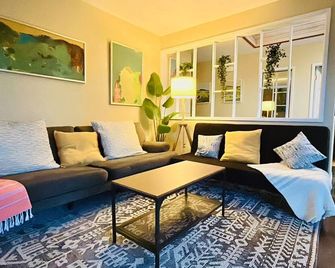 Artistic & Gallery inspired Room in central Vancouver - Vancouver - Sala de estar