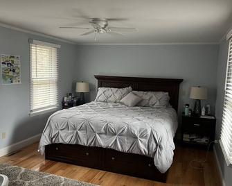 Quiet home in quiet neighborhood on Cape Cod! - Barnstable - Bedroom