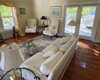 Beautifully Furnished Lrg Home Inside Beltway Near Nfatc, Pentagon & State Dept. - Falls Church - Living room