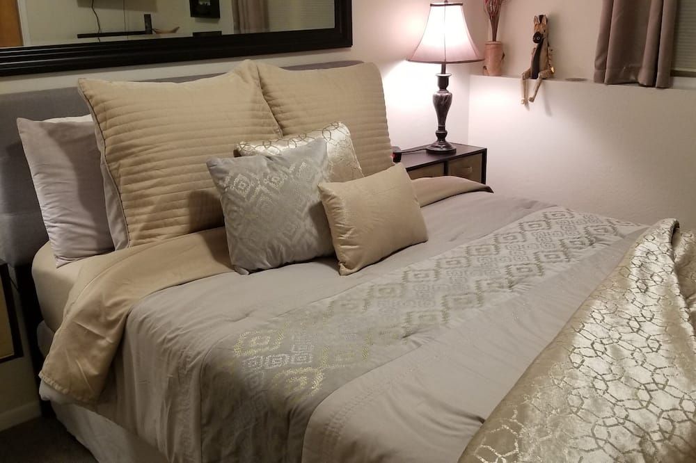 Beautiful one bedroom Apt, Fully Furnished With Private Entrance.Ground floor . - Eagle River - Habitación