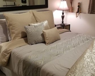 Beautiful one bedroom Apt, Fully Furnished With Private Entrance.Ground floor . - Eagle River - Habitación