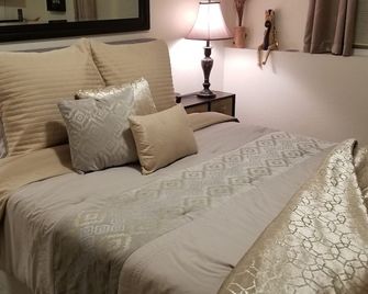 Beautiful one bedroom Apt, Fully Furnished With Private Entrance.Ground floor . - Eagle River - Habitación
