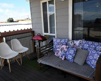 4 Bedroom 2 Bathroom Elevated & Modern Home - Sweeping views + Free Wifi! - Port Lincoln - Varanda